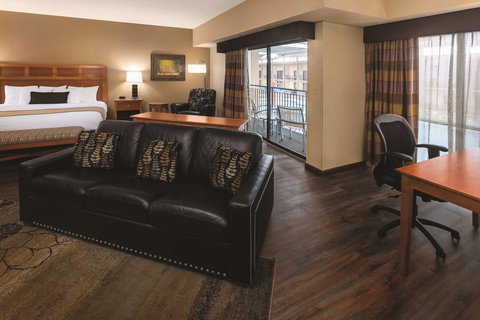 Best Western Plus Bloomington Hotel - Swimm 25