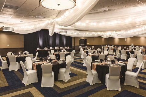 Best Western Plus Bloomington Hotel - Swimm 36