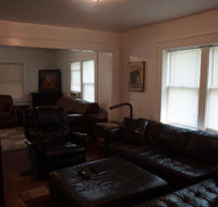 3 Bedroom Home / Sleeps 8 / Near Chiefs and Royals Stadium