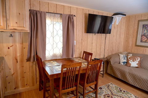 Yellowstone's Treasure Cabins - Renee 18