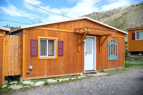 Yellowstone's Treasure Cabins - Renee 35