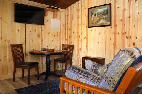Yellowstone's Treasure Cabins - Renee 7