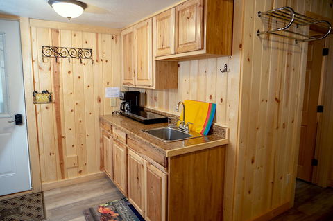 Yellowstone's Treasure Cabins - Renee 36