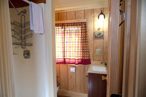 Yellowstone's Treasure Cabins - Renee 32