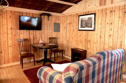 Yellowstone's Treasure Cabins - Renee 34