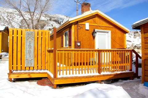 Yellowstone's Treasure Cabins - Renee 0