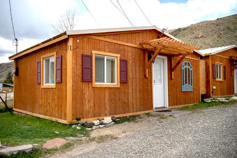 Yellowstone's Treasure Cabins - Renee 25