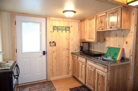 Yellowstone's Treasure Cabins - Renee 3