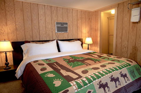 Yellowstone's Treasure Cabins - Renee 14