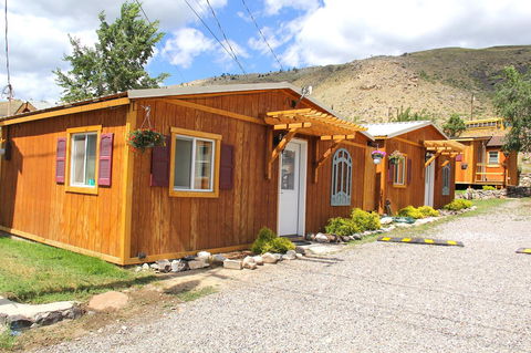 Yellowstone's Treasure Cabins - Renee 1