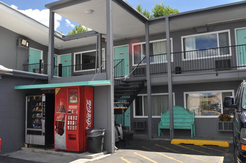 Budget Inn Express Helena - Swimm 23