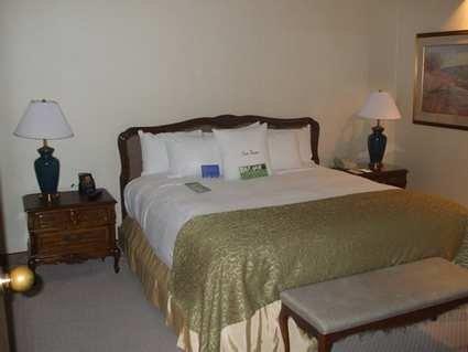 DoubleTree By Hilton Hotel & Executive Meeting Center Omaha-Downtown - Renee 4