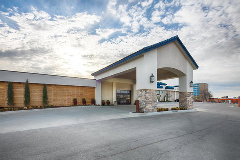 Ramada Plaza By Wyndham Omaha - Renee 2