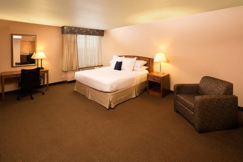 Ramada Plaza By Wyndham Omaha - Renee 27