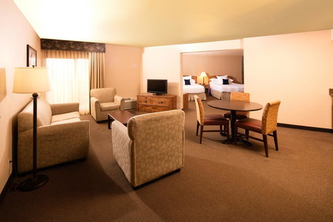 Ramada Plaza By Wyndham Omaha - Renee 13