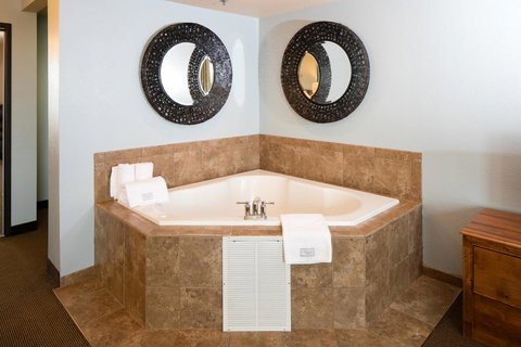 Ramada Plaza By Wyndham Omaha - Renee 29