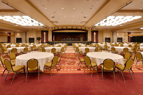 Ramada Plaza By Wyndham Omaha - Renee 37