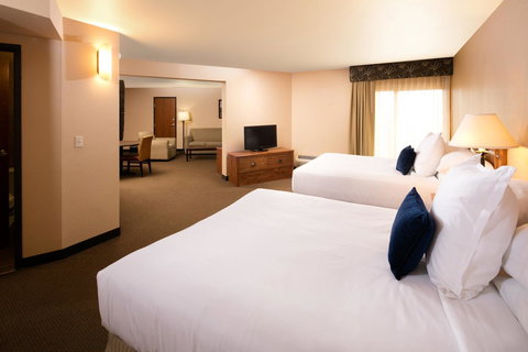 Ramada Plaza By Wyndham Omaha - Renee 15