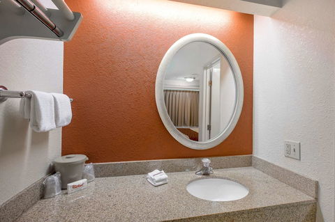 Red Roof Inn Salem - Internet Find 8