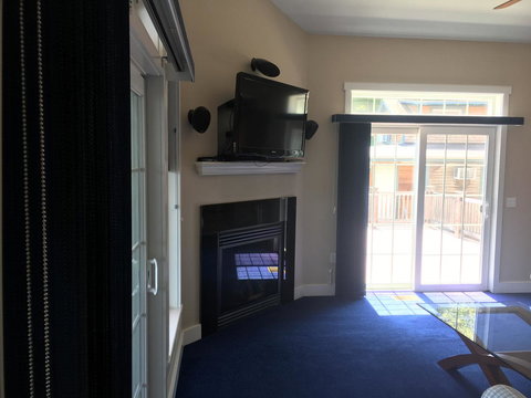 Waterfront Condo On Winnipesaukee With A 30ft Dock - Internet Find 17