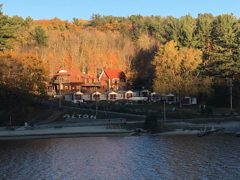 Waterfront Condo On Winnipesaukee With A 30ft Dock - Internet Find 16