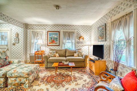 Bartlett Loop Retreat - Renee 7