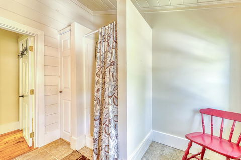 West Main Street Farmhouse - Renee 18