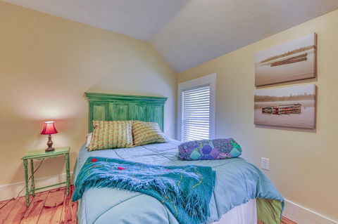 West Main Street Farmhouse - Renee 12