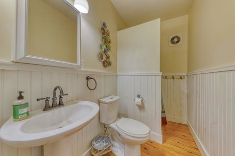 West Main Street Farmhouse - Renee 13