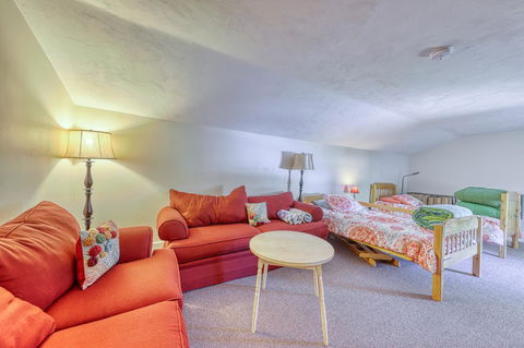 West Main Street Farmhouse - Renee 8