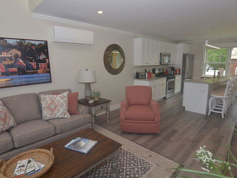 Beautiful Downtown Wolfeboro Apartment - Renee 8