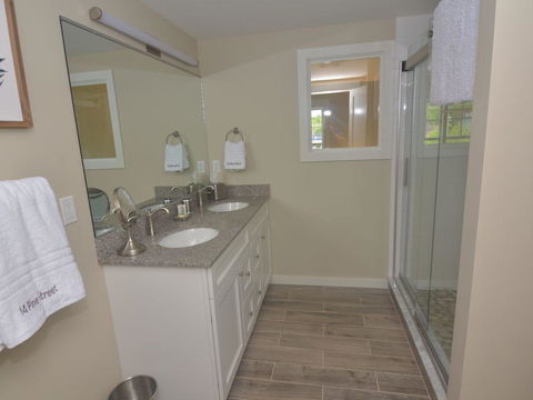 Beautiful Downtown Wolfeboro Apartment - Renee 4