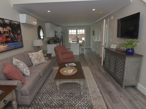 Beautiful Downtown Wolfeboro Apartment - Renee 11