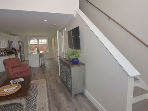 Beautiful Downtown Wolfeboro Apartment - Renee 2