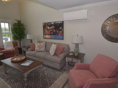 Beautiful Downtown Wolfeboro Apartment - Renee 3
