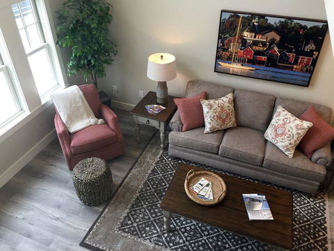 Beautiful Downtown Wolfeboro Apartment - Renee 9