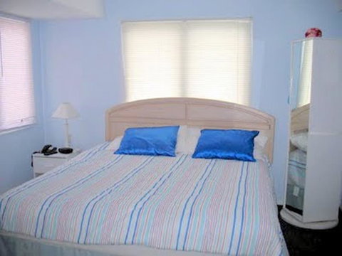 Ship Bottom Contemporary Ocean Block Home With Ocean Views From Living Room And Front Deck. Short Stroll To The Sand And Surf. G - Renee 4