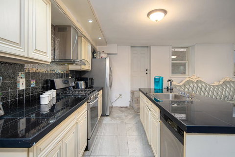 4 Bed 4bath 15Min To NYC.Parking.Balcony NYC View J-1 - Renee 18