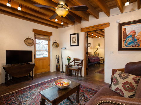 2 Bedroom - In Railyard, 10 Min. Walk To Plaza - Desert Breeze - Internet Find 1