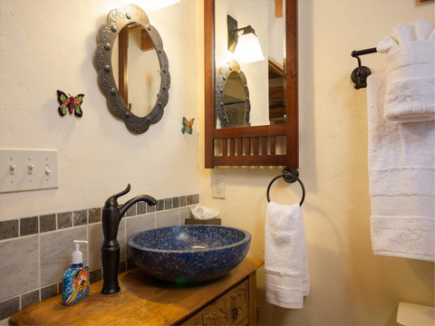 2 Bedroom - In Railyard, 10 Min. Walk To Plaza - Desert Breeze - Internet Find 24