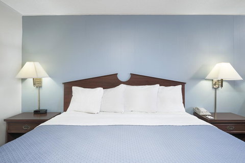 Knights Inn Las Vegas - Renee 8