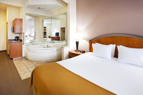 Holiday Inn Express Forest City - Renee 3