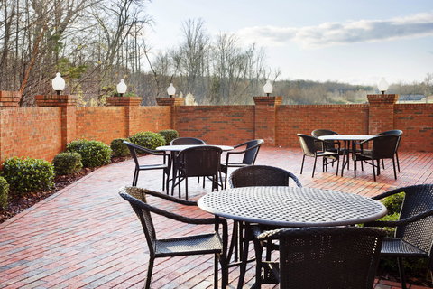 Holiday Inn Express Forest City - Renee 16