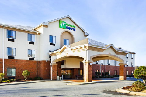 Holiday Inn Express Forest City - Renee 0
