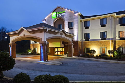 Holiday Inn Express Forest City - Renee 4