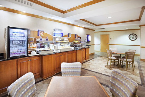 Holiday Inn Express Forest City - Renee 8