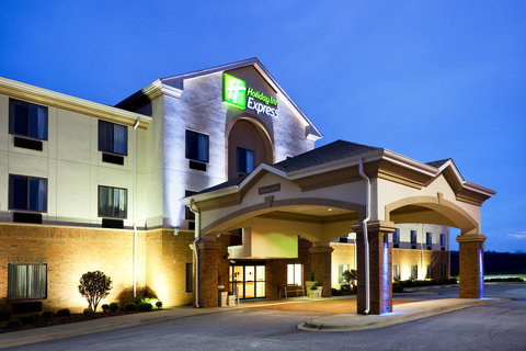Holiday Inn Express Forest City - Renee 7