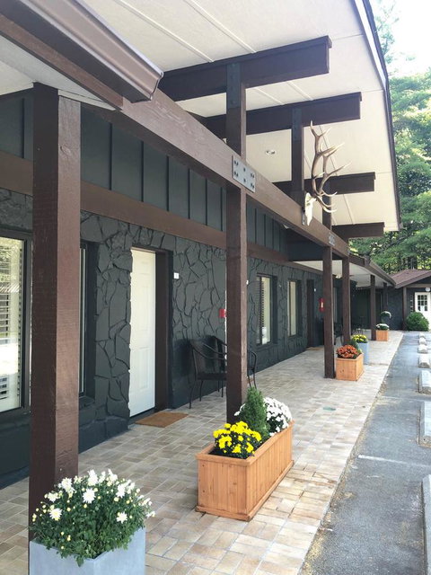 Cashiers Village Inn - Swimm 6