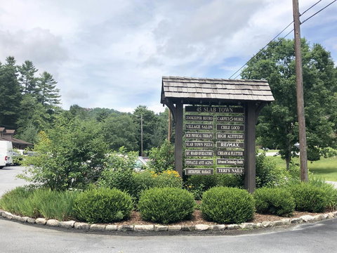 Cashiers Village Inn - Swimm 35