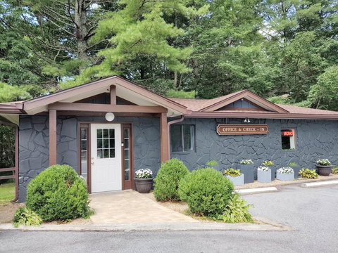 Cashiers Village Inn - Swimm 26